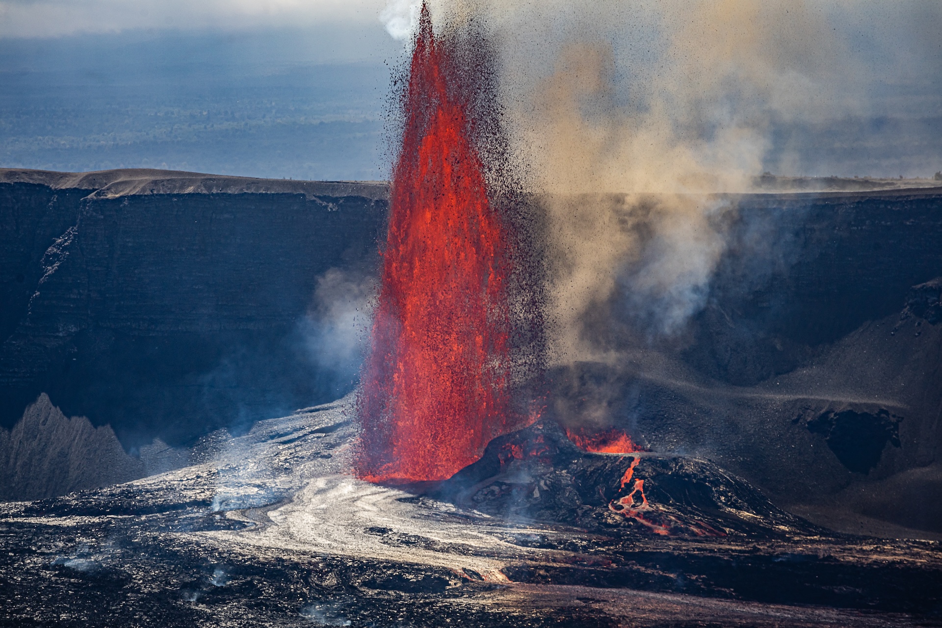 Private volcano tour at Hawaii Volcanoes National Park with Kilauea crater Big Island
